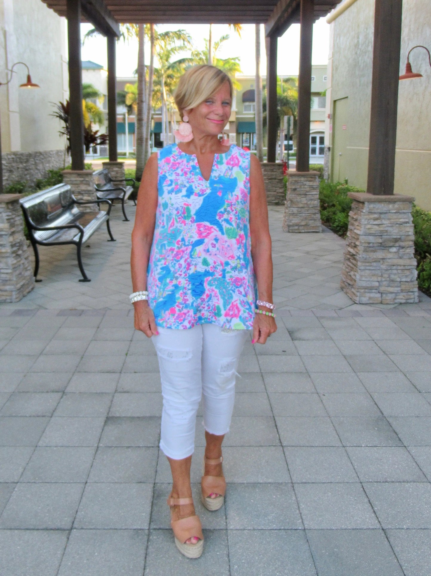 PALM BEACH SLEEVLESS V-NECK
