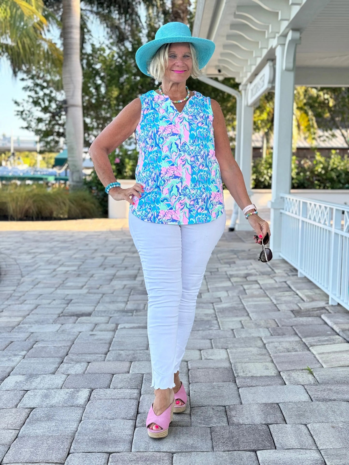 SPLASH OF PINK  SLEEVELESS V TOP