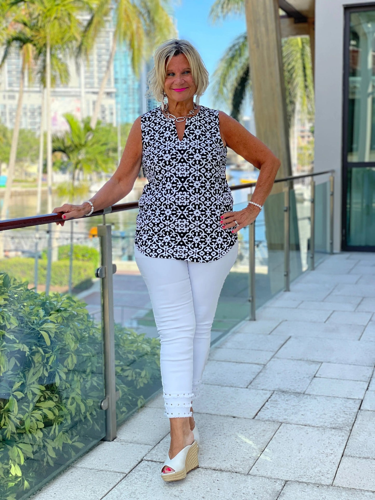 NAPLES DAY SLEEVELESS V NECK